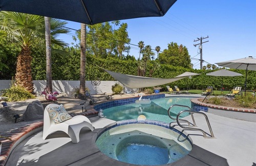 Tahquitz River Estates Haus | Desert Flamingo House