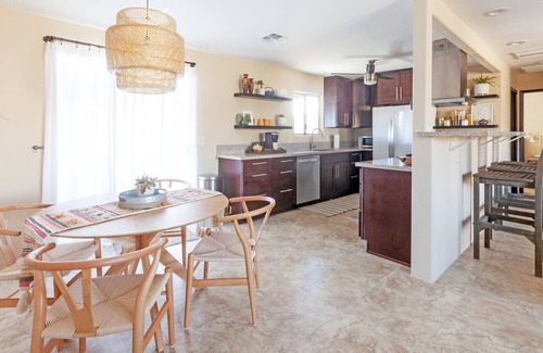 Joshua Tree Haus | Casa Tomas Near Park, Fire Pit, Views, Pet & Family Friendly.