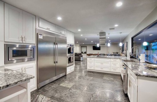 Sunburst Farms East Haus | Desert Oasis Summary: