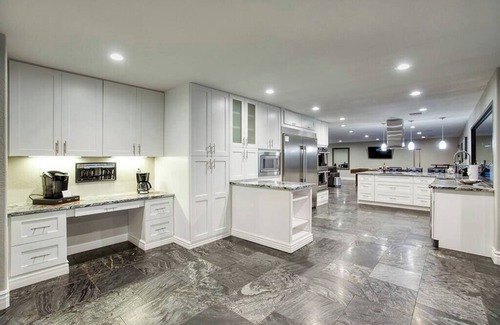 Sunburst Farms East Haus | Desert Oasis Summary: