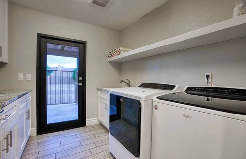 Sunburst Farms East Haus | Desert Oasis Summary: