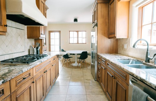 Northeast Santa Fe Haus | Designer 4BD / 3BA + Spa in der historischen Innenstadt