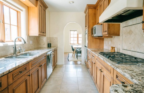 Northeast Santa Fe Haus | Designer 4BD / 3BA + Spa in der historischen Innenstadt