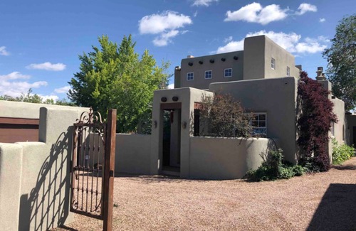 Northeast Santa Fe Haus | Designer 4BD / 3BA + Spa in der historischen Innenstadt