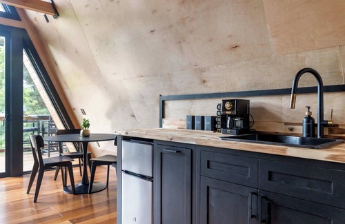 Johnson Kabine | Designer A-Frame Treehouse w/hot tub on river