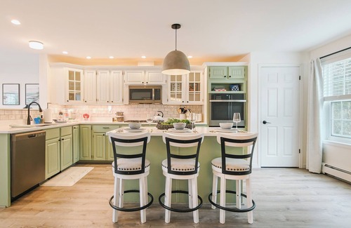 Corea Skihütte | Designer Beachfront Chalet w/ Theater, Arcade & Beach Firepit Near Schoodic