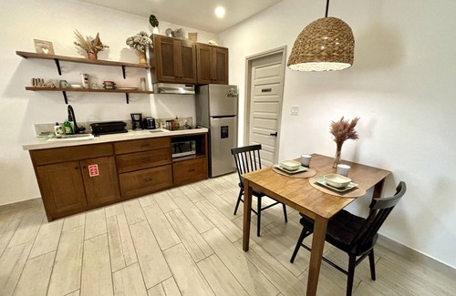 Belize City Wohnung | Designer Chic Suite with Patio - Fully Stocked for Your Stay