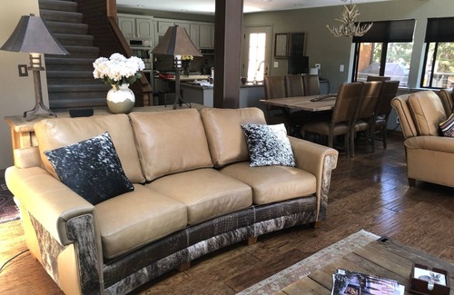 Cedar Flat Haus | Designermöbel, großes Sonnendeck mit Gaskamin, Chef's Kitchen