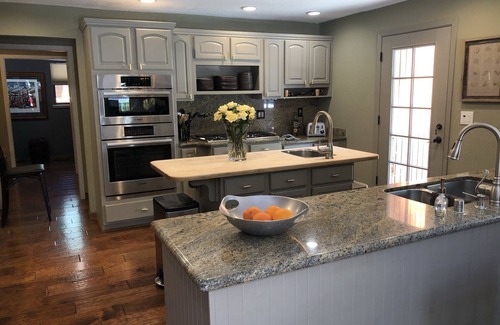 Cedar Flat Haus | Designermöbel, großes Sonnendeck mit Gaskamin, Chef's Kitchen