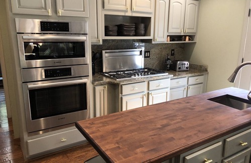 Cedar Flat Haus | Designermöbel, großes Sonnendeck mit Gaskamin, Chef's Kitchen