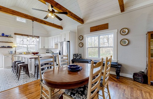 Jasper Haus | Designer historic home with amazing art, antiques, central AC - walk to downtown