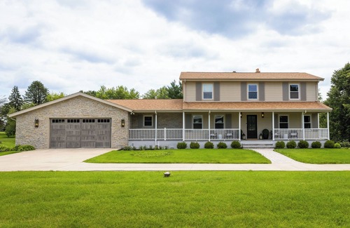 Holcomb Haus | Designer Home, Hot Tub, King Suite, Game Room