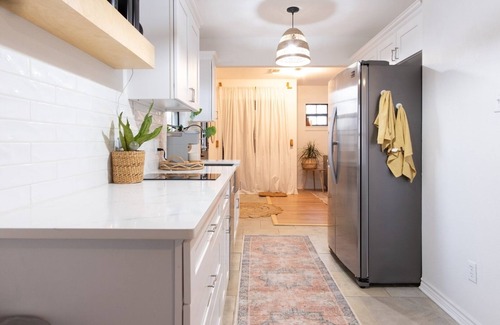 Flour Bluff Haus | Designer Oasis: King Bed | Tranquil Backyard