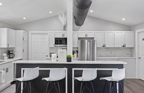 Oakbrook Terrace Haus | Desirable chic home in a Prime Location!