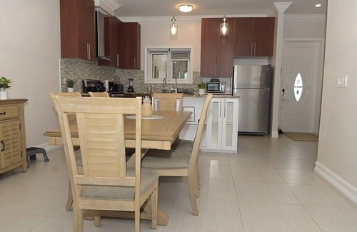 Coral Harbour Eigentumswohnung | Detach & Unwind at this Beachside Condo. Literally steps away from the beach!