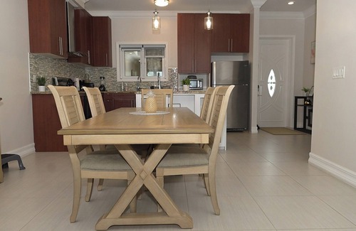 Coral Harbour Eigentumswohnung | Detach & Unwind at this Beachside Condo. Literally steps away from the beach!