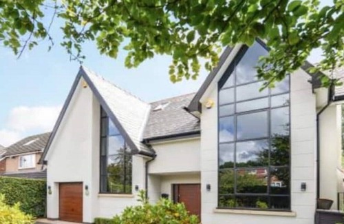 Trafford Haus | Detached Contemporary 5 Bedroom en-suite bedroom house