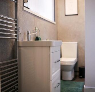 Grimsby Wohnung | Detached Property With Secure Compound Parking