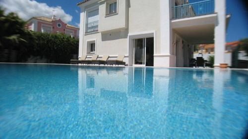 Castillo de Sabinillas Villa | Detached Villa 4 bed Duquesa with Private infinity pool close to port and beach
