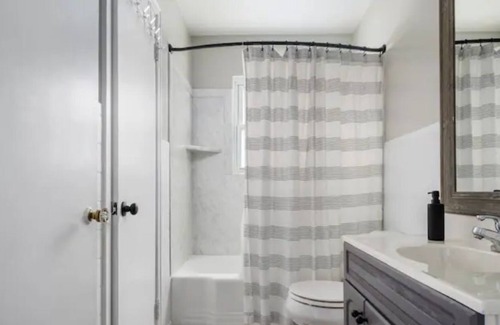 Muncie Haus | Devon Delight - Cozy Muncie Retreat