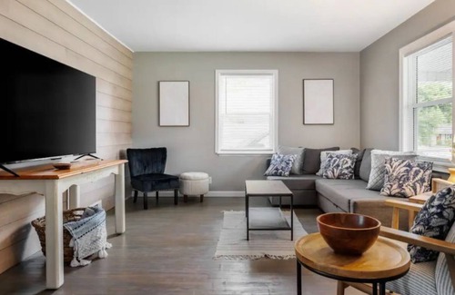 Muncie Haus | Devon Delight - Cozy Muncie Retreat