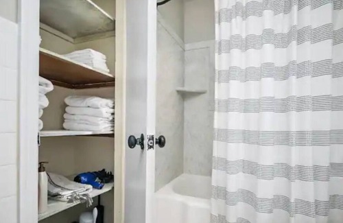 Muncie Haus | Devon Delight - Cozy Muncie Retreat