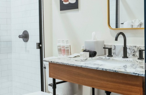 Faubourg Delassize Hotel | Dew Drop Inn