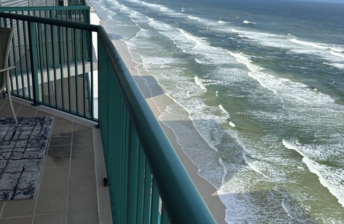Daytona Beach Shores Eigentumswohnung | DiMucci Twin Towers . Direct Ocean Front Condo. 2 Bedrooms / 2 Bathrooms.