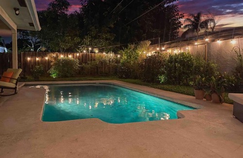 Tropic Palms Haus | Dinas Home with Modern Interior and Heated Pool