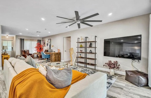 Tropic Palms Haus | Dinas Home with Modern Interior and Heated Pool