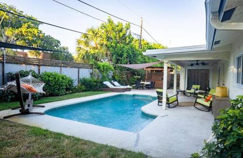 Tropic Palms Haus | Dinas Home with Modern Interior and Heated Pool