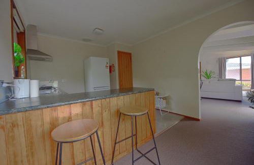 Sandy Bay Villa | DingDing upst-airs yellow House Free parking