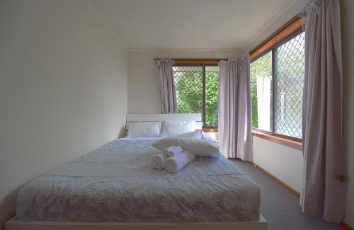 Sandy Bay Villa | DingDing upst-airs yellow House Free parking