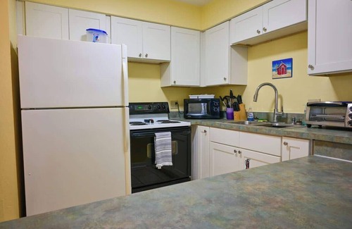 Cocoa Beach Eigentumswohnung | Direct Ocean Complex! Diplomat 220-21