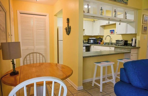 Cocoa Beach Eigentumswohnung | Direct Ocean Complex! Diplomat 220-21