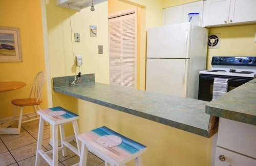 Cocoa Beach Eigentumswohnung | Direct Ocean Complex! Diplomat 220-21