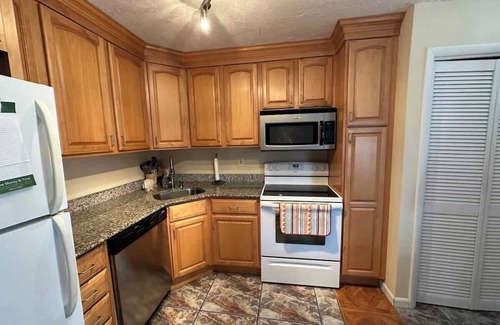 Cocoa Beach Eigentumswohnung | Direct Ocean Complex Diplomat 220-7