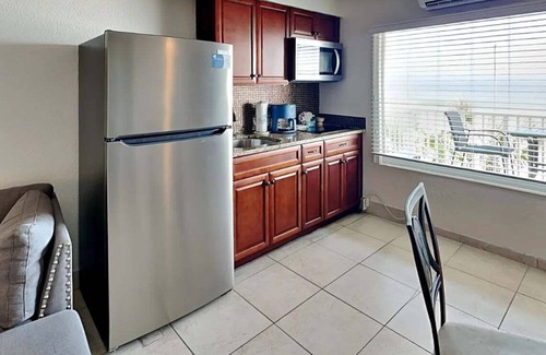East Daytona Eigentumswohnung | Direct Ocean Views, Clean & Cozy Studio – Walk to Dining & Beach Fun