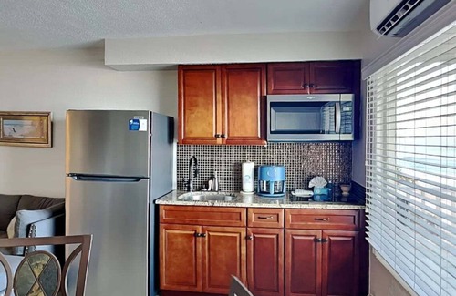 East Daytona Eigentumswohnung | Direct Ocean Views, Clean & Cozy Studio – Walk to Dining & Beach Fun