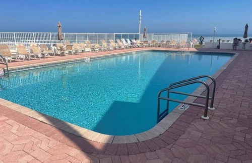 East Daytona Eigentumswohnung | Direct Ocean Views, Clean & Cozy Studio – Walk to Dining & Beach Fun