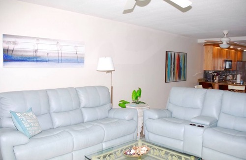 Cocoa Beach Eigentumswohnung | DIRECT OCEANFRONT NOW RENTING SUMMER FALL AND WINTER! BEAUTIFUL OCEANFRONT VIEW!