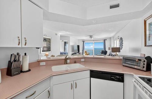 Seawinds Condo Eigentumswohnung | Direct oceanfront corner condo with spacious balcony and heated beachfront pool