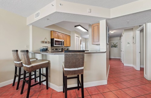 Seawinds Condo Eigentumswohnung | Direct oceanfront corner condo with stunning views, huge balcony, heated pool, and garage parking