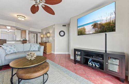 Seawinds Condo Eigentumswohnung | Direct oceanfront corner condo with stunning views, huge balcony, heated pool, and garage parking