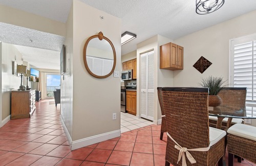 Seawinds Condo Eigentumswohnung | Direct oceanfront corner condo with stunning views, huge balcony, heated pool, and garage parking