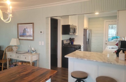 Grand Haven Hütte | Direkt über die Straße vom Grand Haven State Park, Blick auf Pier / Leuchtturm