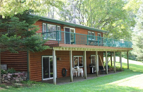 Birchwood Kabine | Discover Lone Pine: The Perfect Space for Families