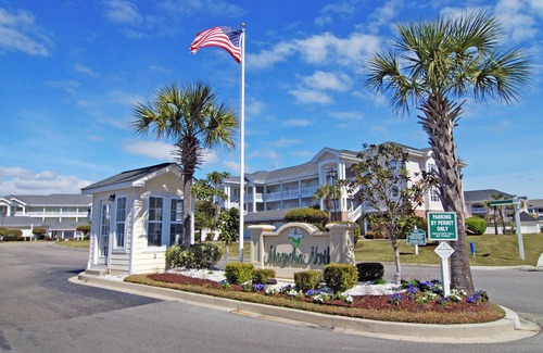 Central Myrtle Beach Eigentumswohnung | Discover our chic 1Br/1.5Ba Golf Villa in a prime spot!