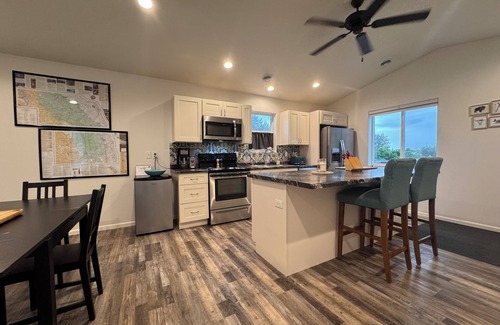 Sheridan Wohnung | Discover our inviting 3-bdrm, 2-bathroom home, ideally situated near fairgrounds, hospital, VA, & downtown Sheridan. This newer-built residence offers all the comforts & conveniences you need for a pleasant stay, making it perfect for longer stays.