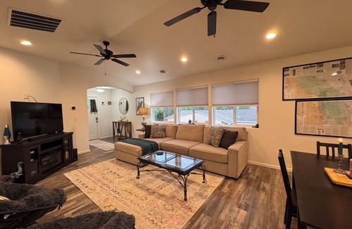 Sheridan Wohnung | Discover our inviting 3-bdrm, 2-bathroom home, ideally situated near fairgrounds, hospital, VA, & downtown Sheridan. This newer-built residence offers all the comforts & conveniences you need for a pleasant stay, making it perfect for longer stays.